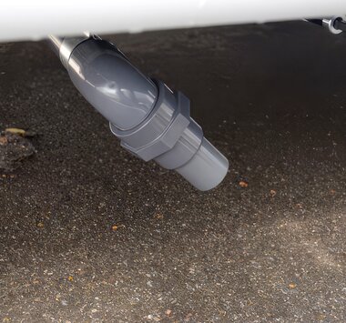 Graues Abwasserrohr unter einem Carado Wohnmobil, Detailansicht