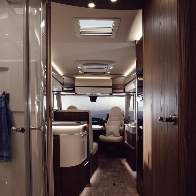 Durchsicht vom Heck zum Beifahrersitz im HYMER Wohnmobil B MasterLine I 890