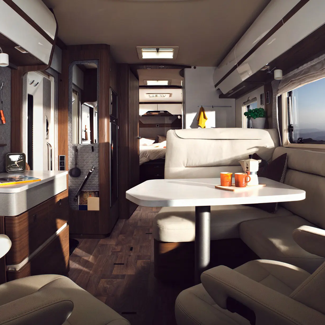 Hell gestalteter Innenraum des HYMER-B-MasterLine mit Sitzgruppe, Sideboard und vielen Stauräumen und Ablageflächen