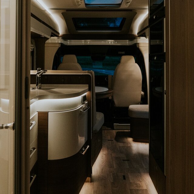Achteraanzicht op de passagiersstoel in de camper HYMER B MasterLine T