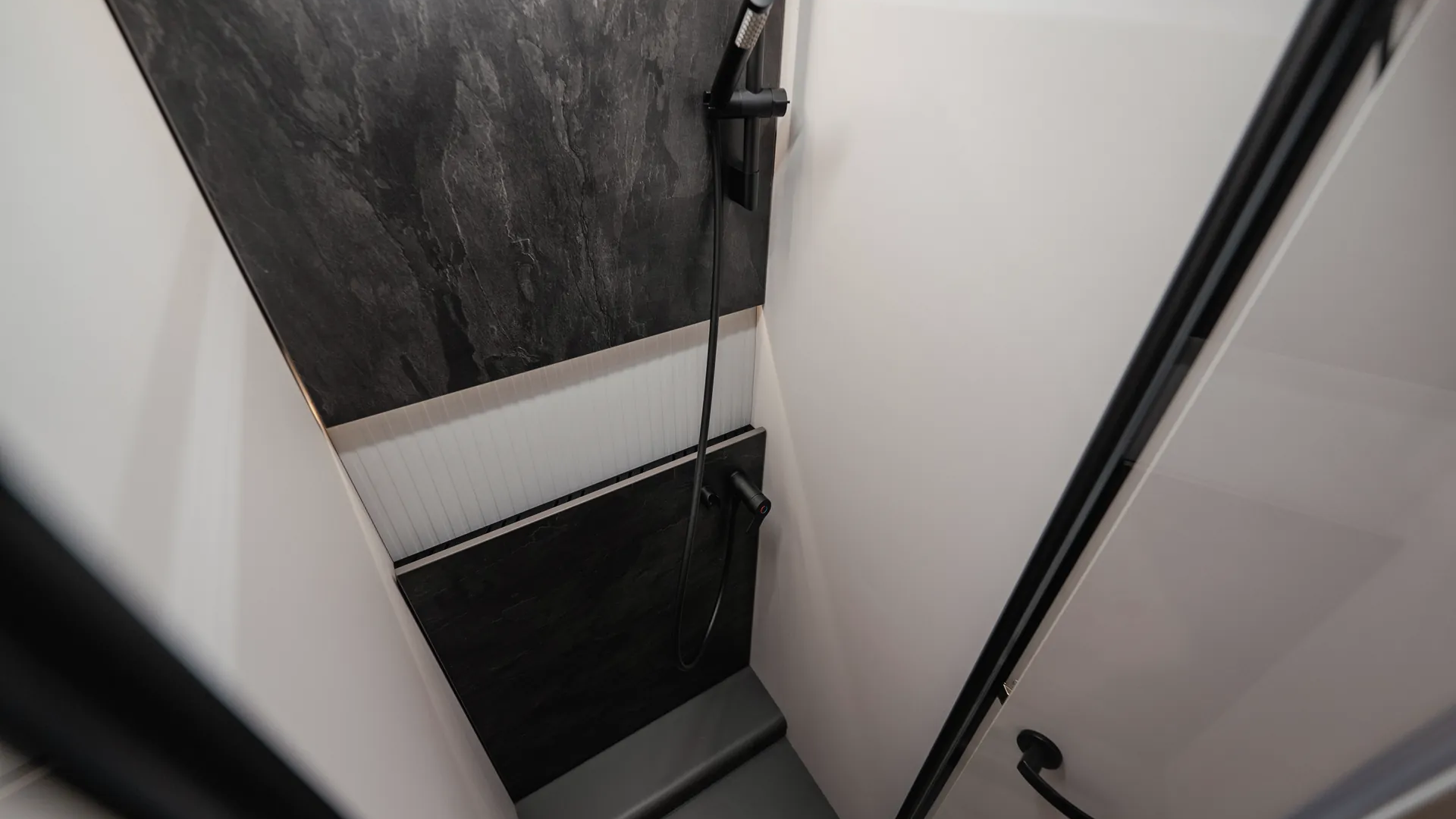 Royaal ontworpen en hoogwaardig uitgevoerd: de aparte douche combineert comfort, bewegingsvrijheid en modern design tot een harmonieus geheel.