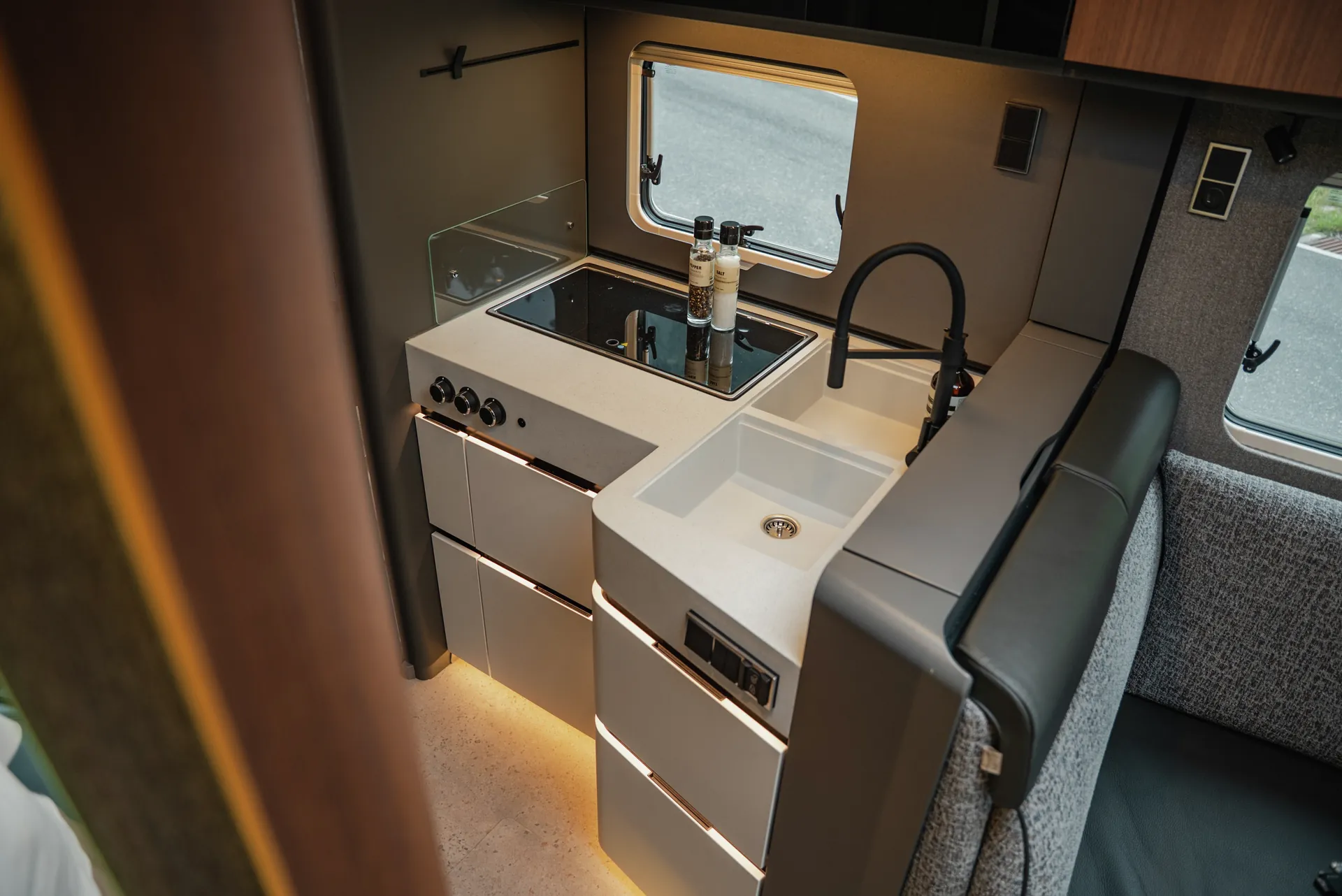 Doordacht tot in het kleinste detail: de heldere architectuur van de keuken creëert ruimte voor ontspannen routines en comfortabel koken onderweg.