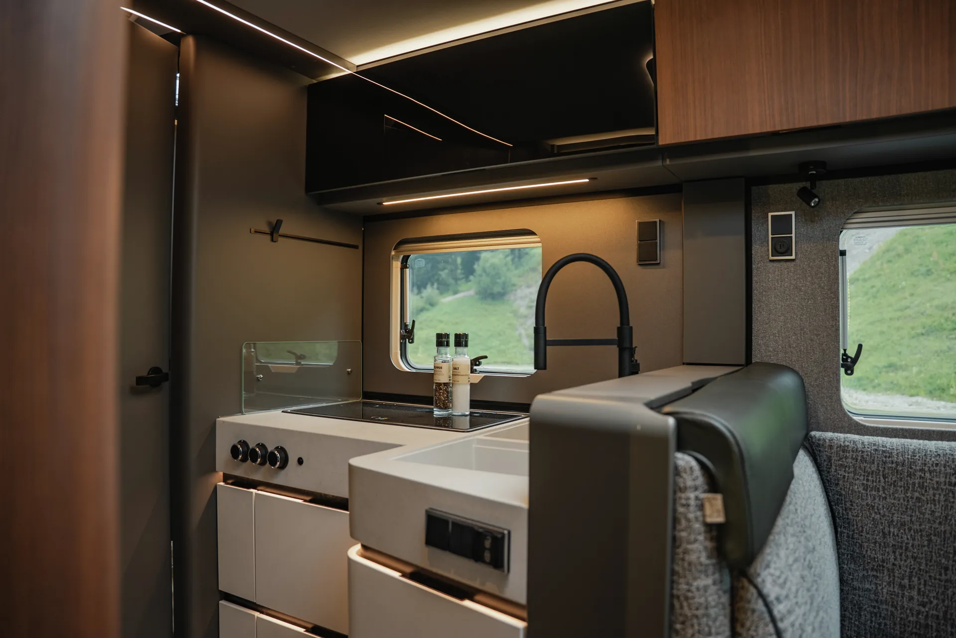 Indirecte sfeerverlichting, precieze lijnen en hoogwaardige oppervlakken creëren een sfeer die wooncomfort en functionaliteit op elegante wijze combineert.