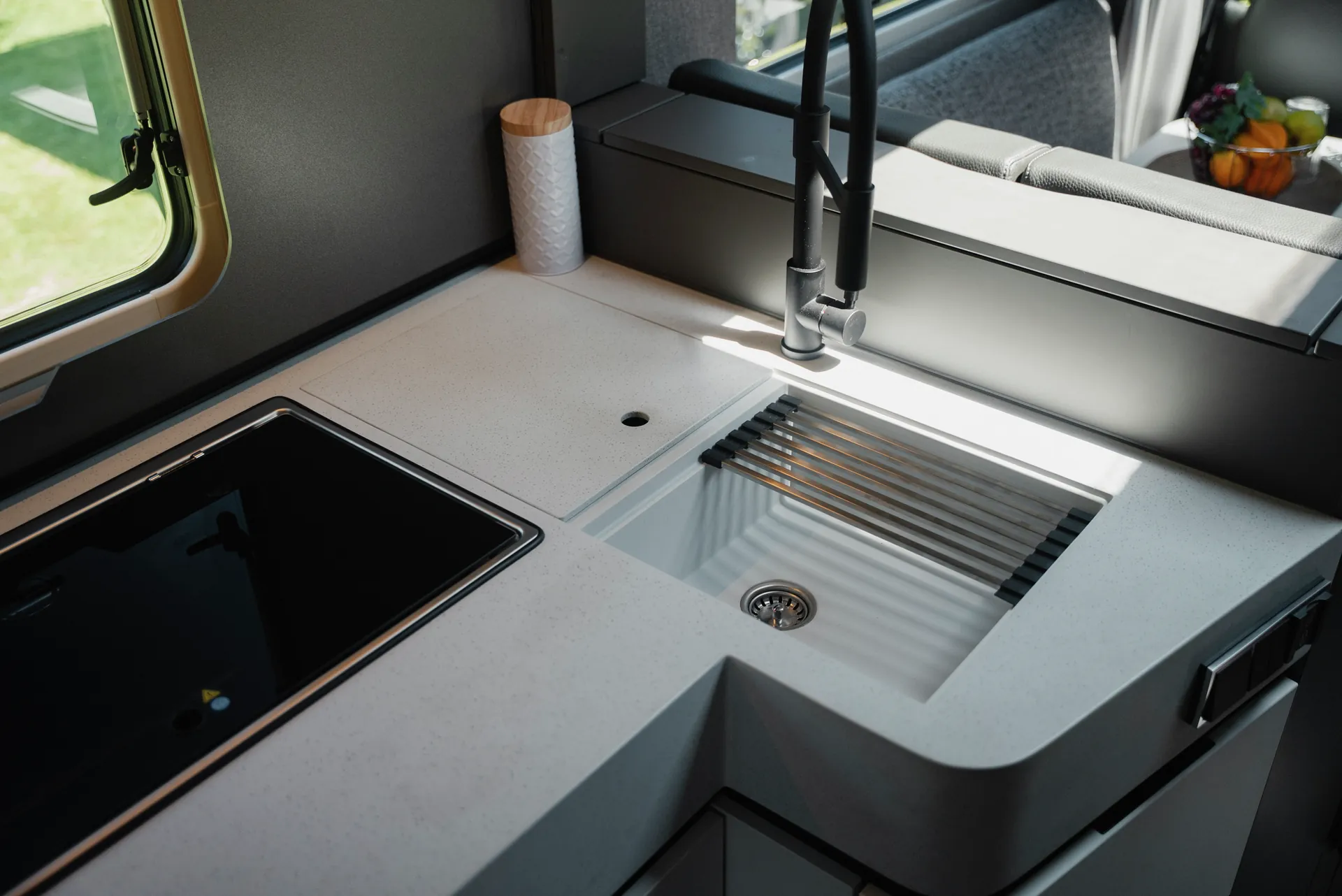 Snijden, voorbereiden, neerzetten: het flexibele accessoiressysteem van Hymer Original Parts benut elke centimeter efficiënt en vergroot de functionaliteit van de keuken op elegante wijze.