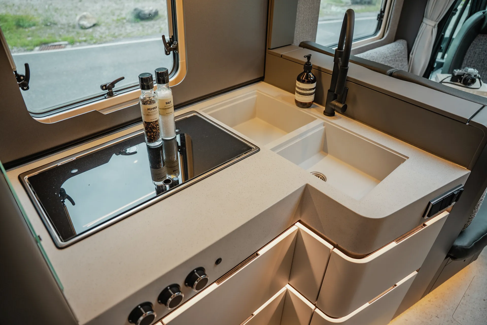 Het optionele werkblad van mineraalcomposiet combineert een hoogwaardige uitstraling met royale functionaliteit. Twee grote spoelbakken en een elegante zwanenhalskraan zorgen voor comfort in het dagelijkse leven onderweg.