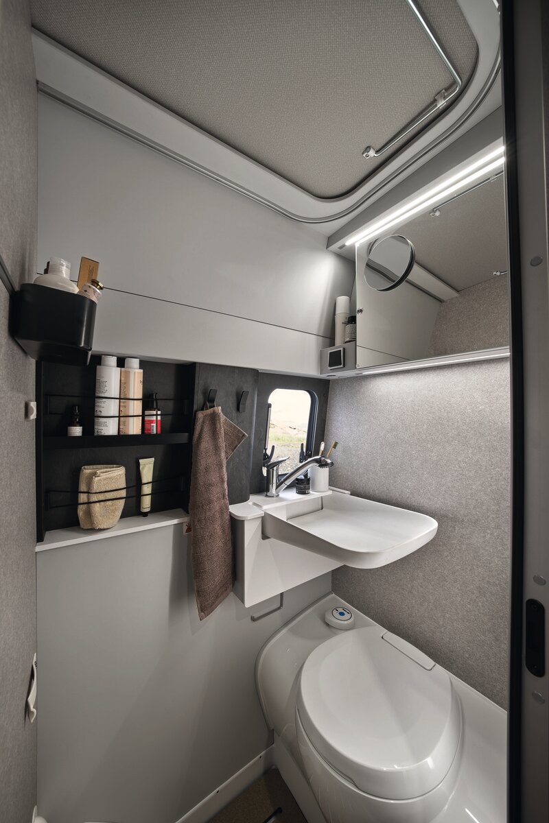 Raise the washbasin to create plenty of room when using the toilet.