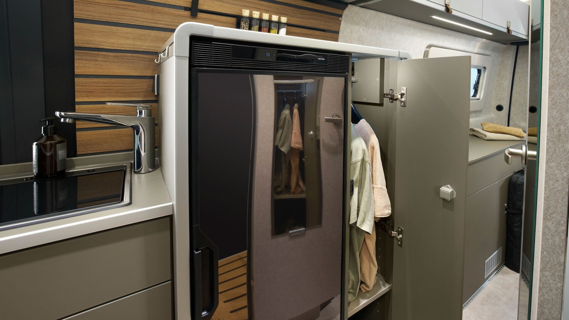 With a vehicle length of nearly seven metres, there’s even room for a spacious wardrobe next to the kitchen area and the mid-height compressor refrigerator.