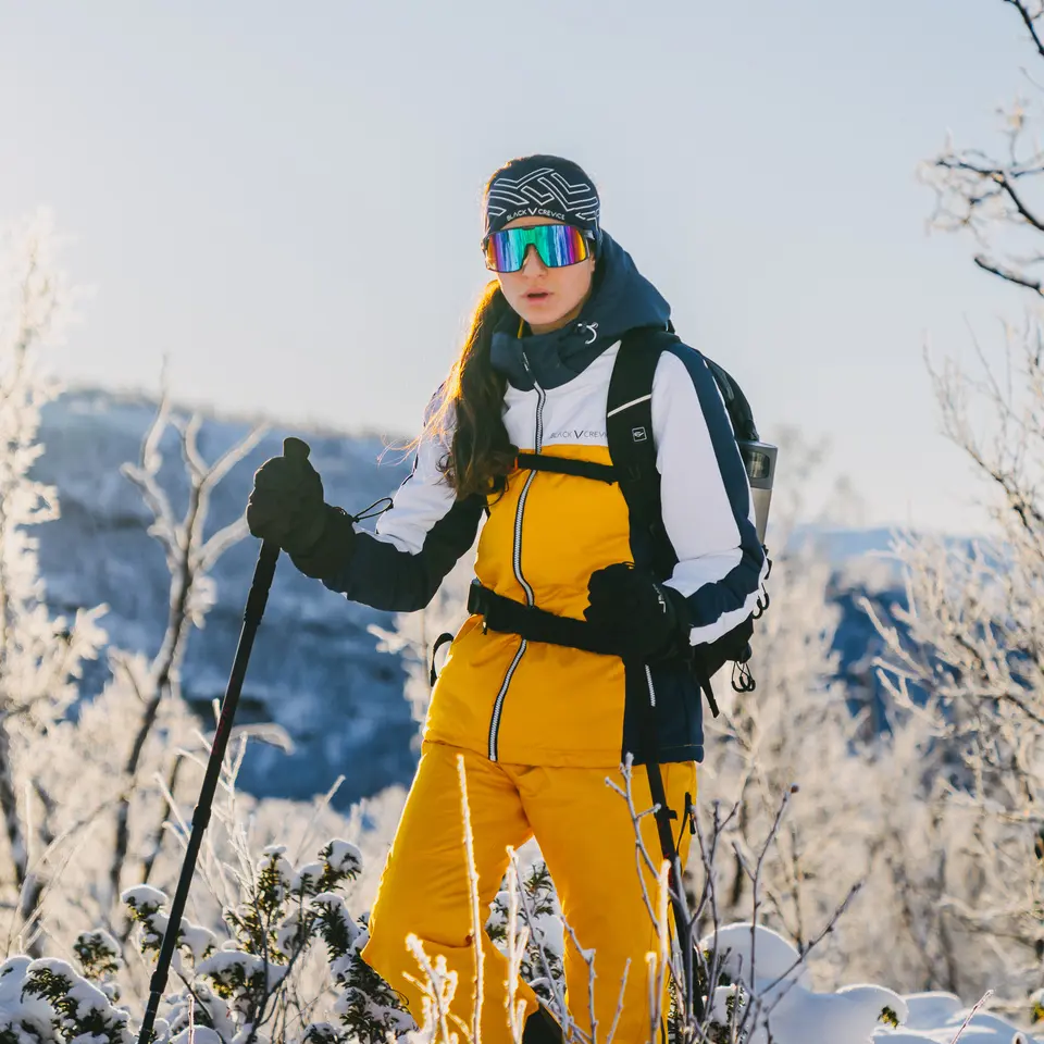 Vrouw wandelt in een sneeuwlandschap