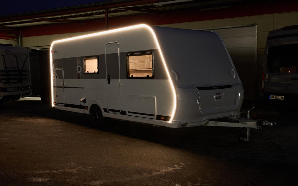 Das Bild zeigt die LED-Bestrahlung von außen beim LMC Wohnwagen Sondermodell Style.