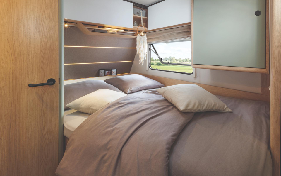 Das Bild zeigt das Bett im LMC Wohnwagen Style 440 D.