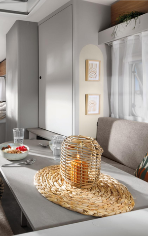 Der LMC Wohnwagen Sassino 460e vereint geradliniges Design mit ovalen Spiegeln und einem dekorativen Torbogendesign. 