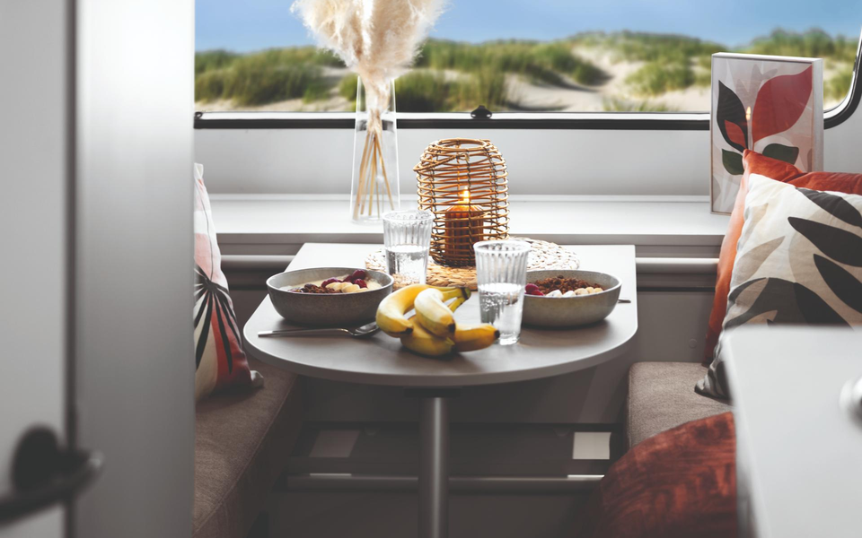 Gemeinsames Frühstück im LMC Wohnwagen Sassino 460e.
