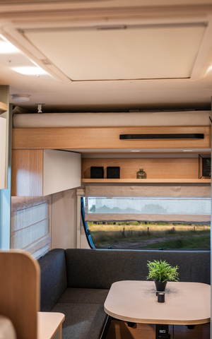 Hubbett oben im LMC Wohnwagen Style Lift 500 K.